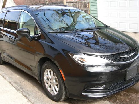 Used 2021 Chrysler Voyager Lxi image 1