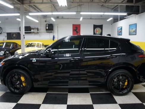 Used 2018 Alfa Romeo Stelvio Quadrifoglio image 2