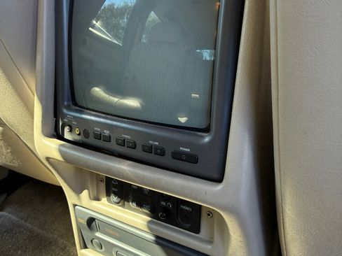 Used 2002 Chevrolet Suburban LT image 10