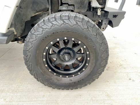 Used 2012 Jeep Wrangler Unlimited Sahara w/ Connectivity Group image 18