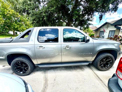 Used 2009 Chevrolet Avalanche LT RWD image 4