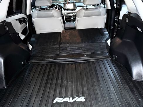 Used 2021 Toyota RAV4 XLE Premium image 8