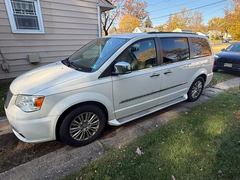 Used 2013 Chrysler Town & Country Touring-L w/ Driver Convenience Group image 1