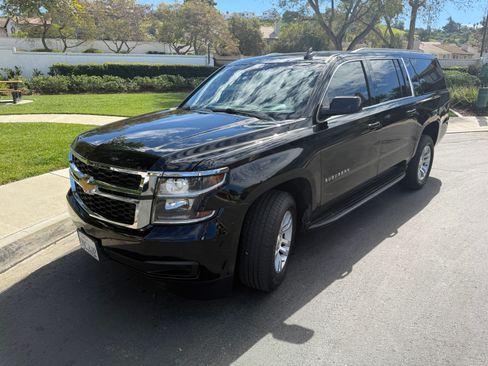 Used 2020 Chevrolet Suburban LT image 2