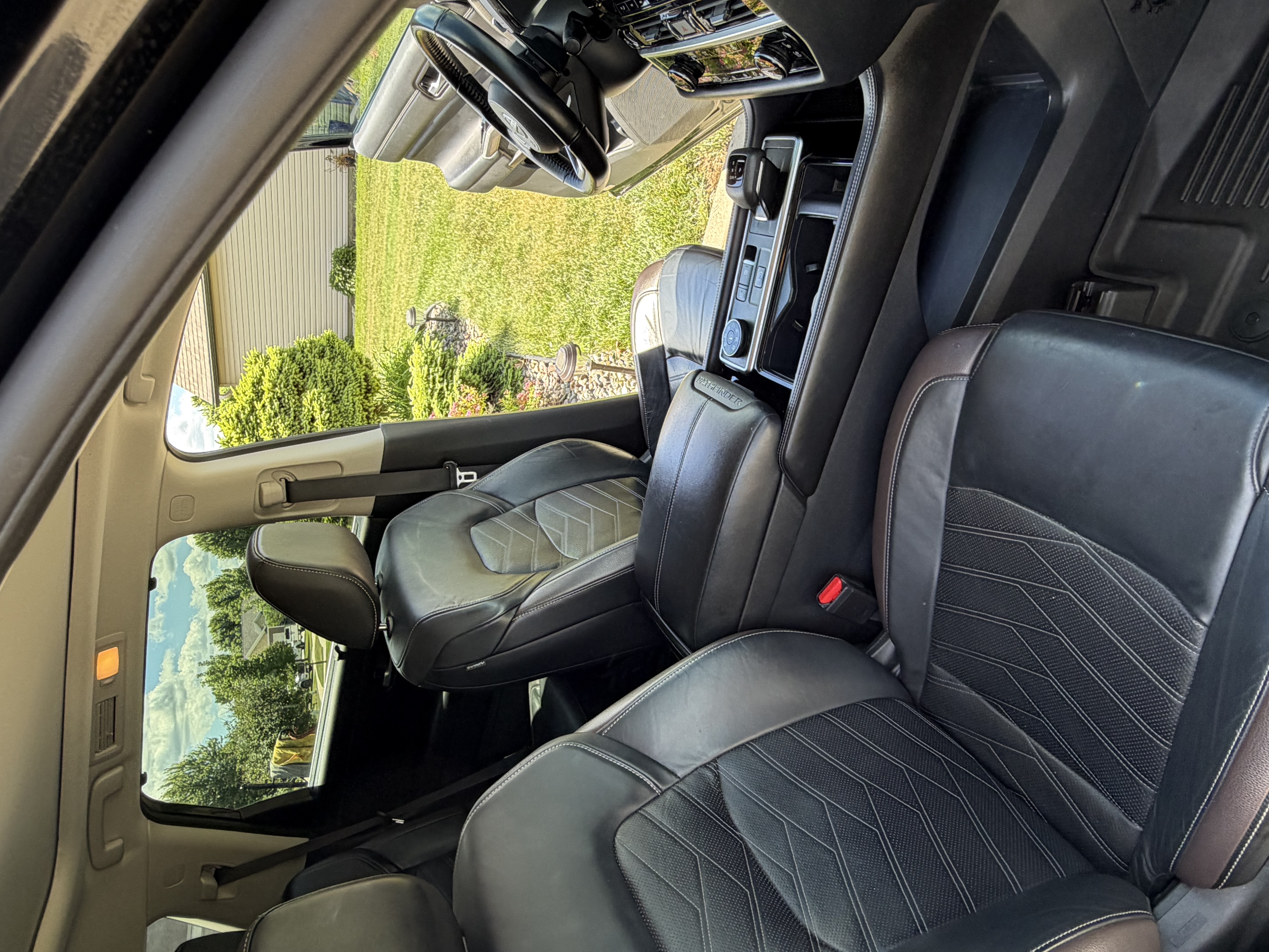Used 2022 Nissan Pathfinder Platinum w/ Cargo Package AWD/4WD image 5