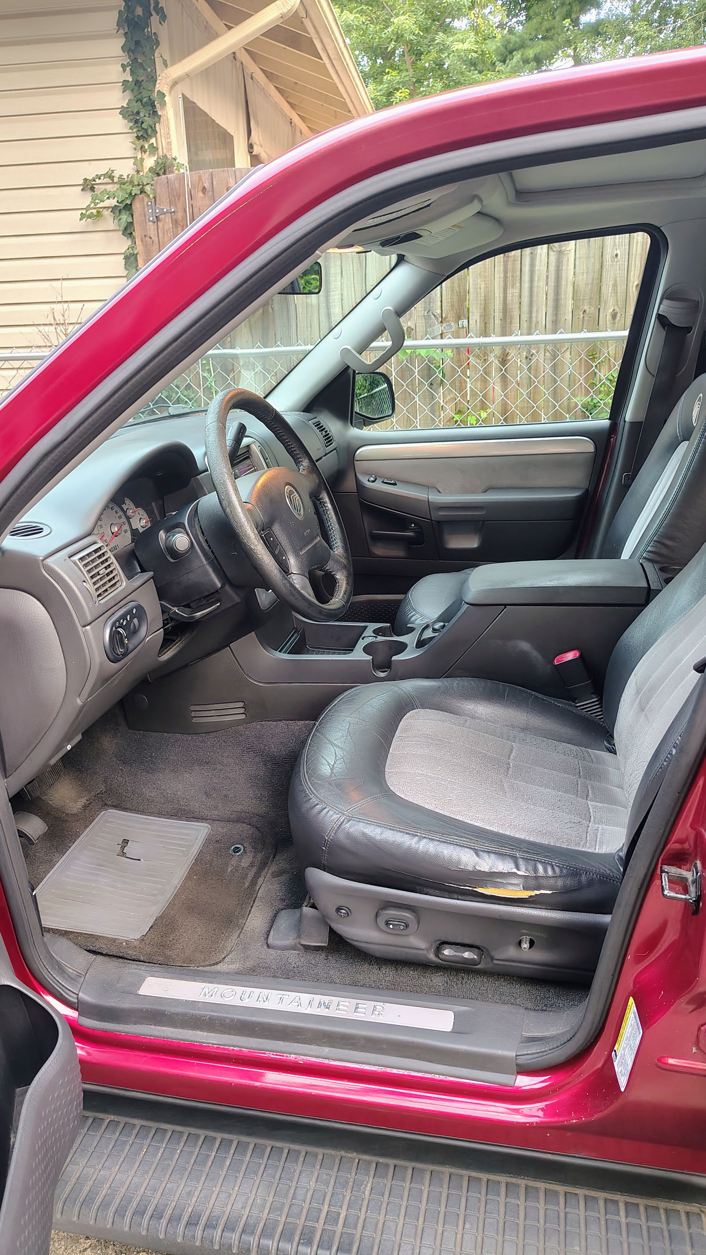 Used 2005 Mercury Mountaineer AWD V8 image 4
