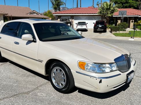 Used 2001 Lincoln Town Car Signature image 2