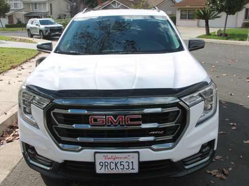 Used 2024 GMC Terrain AT4 w/ Infotainment Package II image 4