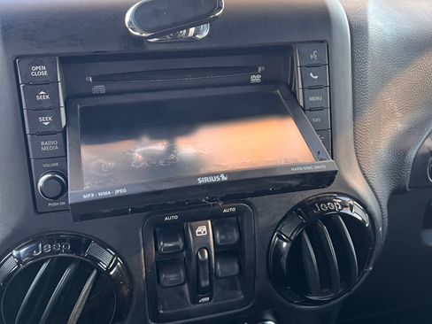 Used 2016 Jeep Wrangler Unlimited Sahara image 13