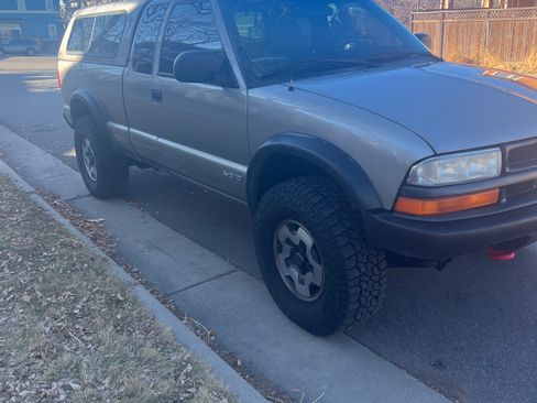 Used 2000 Chevrolet S10 Pickup 4x4 Extended Cab w/ Preferred Equipment Group image 4