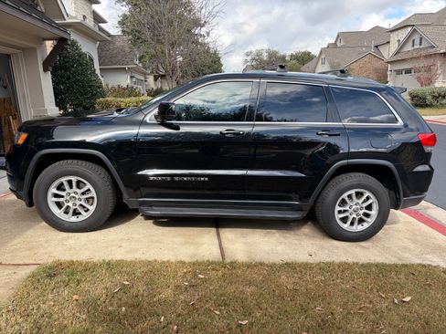 Used 2018 Jeep Grand Cherokee Laredo image 1