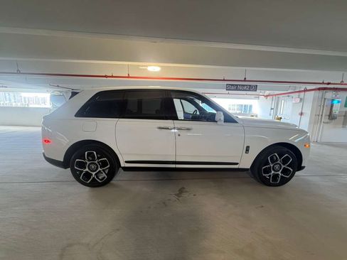 Used 2021 Rolls-Royce Cullinan Black Badge image 2