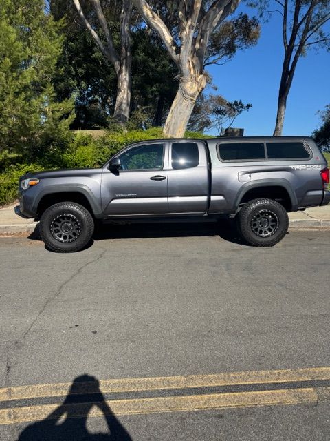 Used 2016 Toyota Tacoma TRD Off-Road w/ Premium & Technology Package AWD/4WD image 1