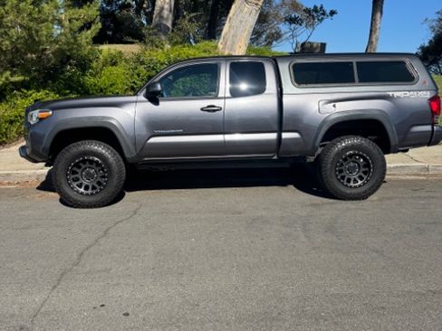 Used 2016 Toyota Tacoma TRD Off-Road w/ Premium & Technology Package image 1