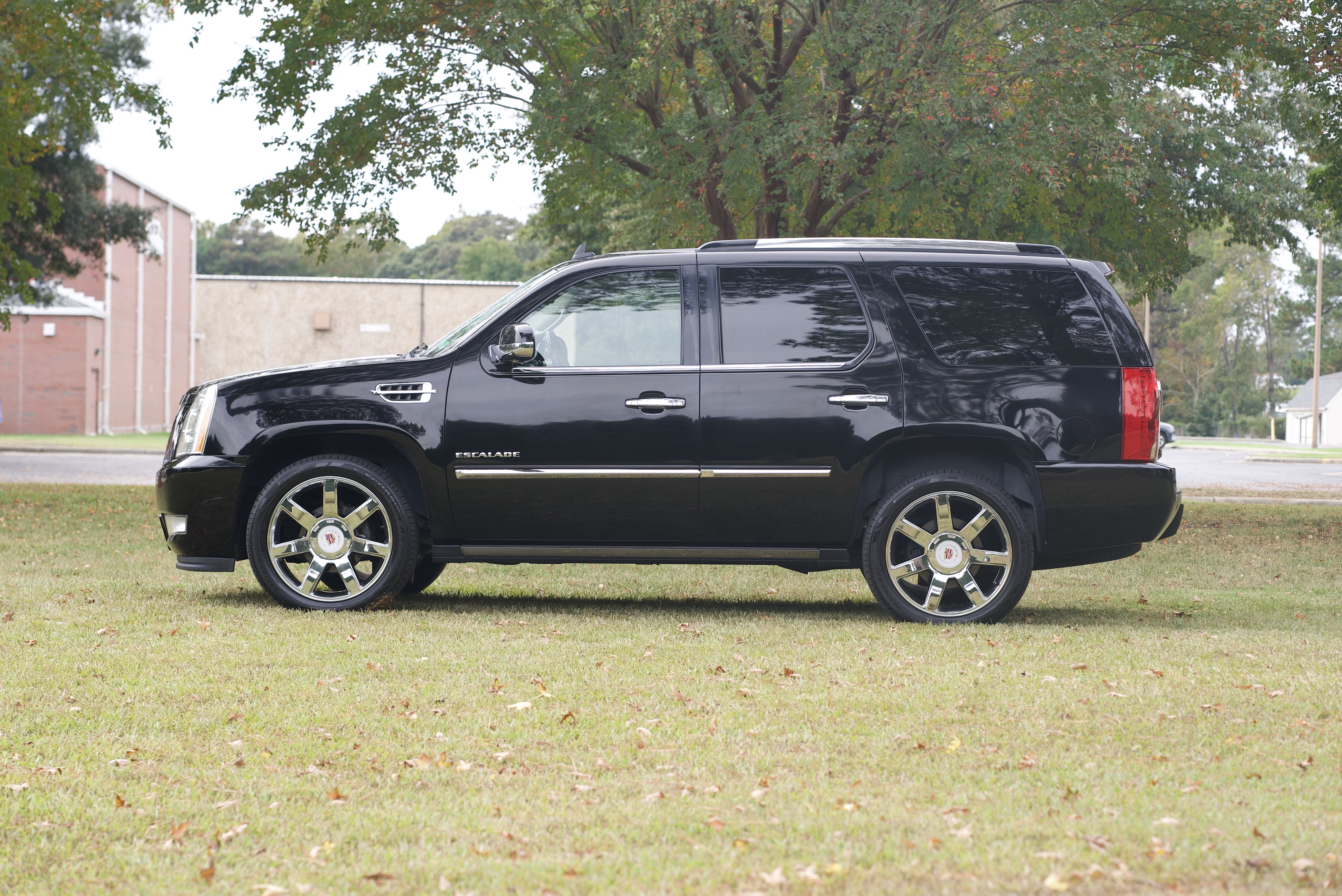 Used 2011 Cadillac Escalade Premium AWD/4WD image 6