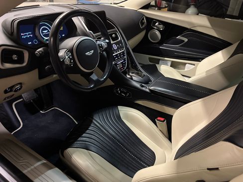 Used 2017 Aston Martin DB11 V12 RWD image 9
