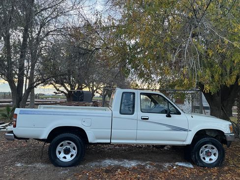 Used 1994 Toyota Pickup DX image 1