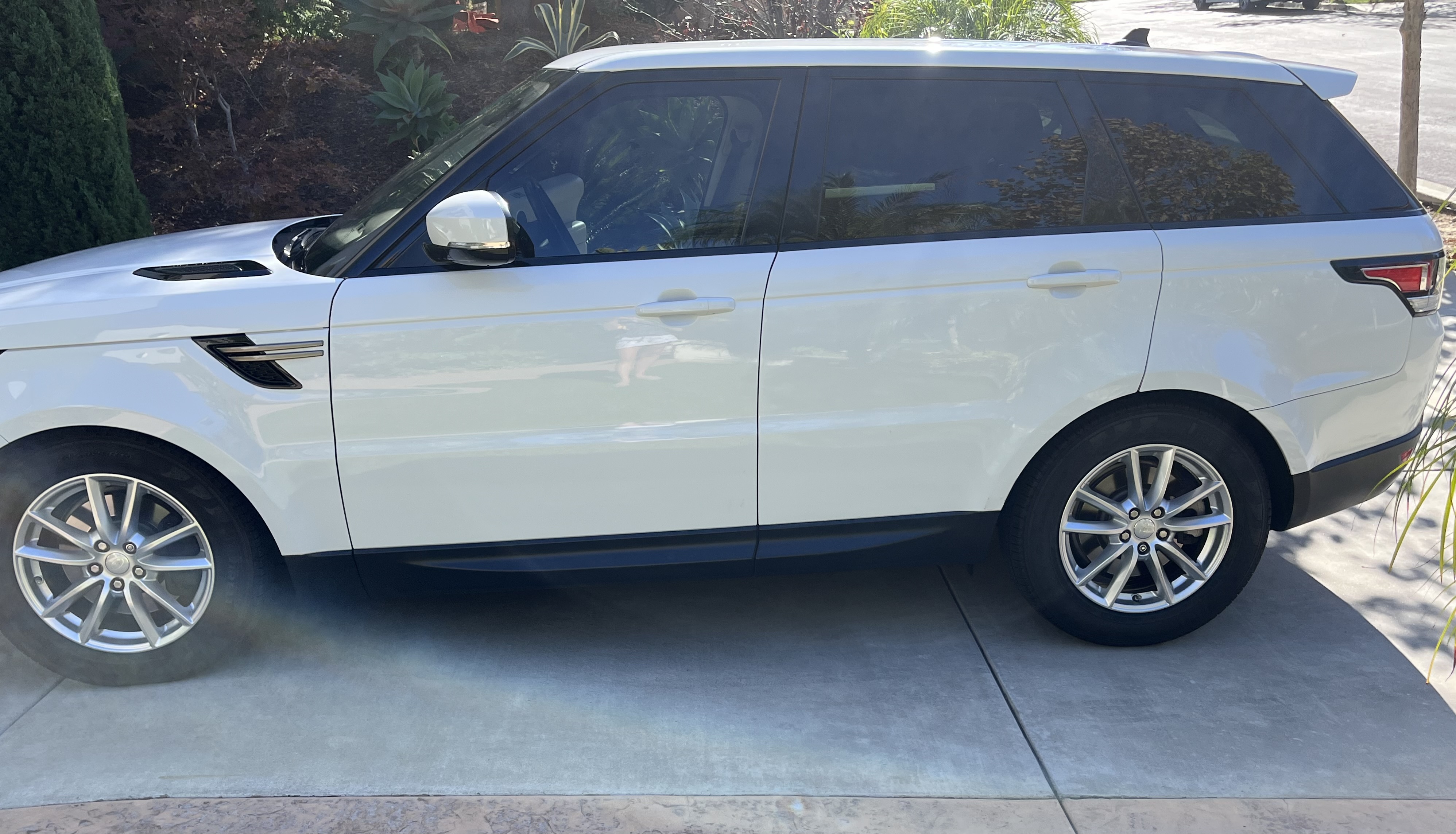 Used 2016 Land Rover Range Rover Sport SE AWD/4WD image 2