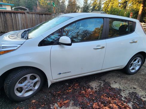 Used 2013 Nissan Leaf SV w/ LED & Quick Charge Pkg image 1