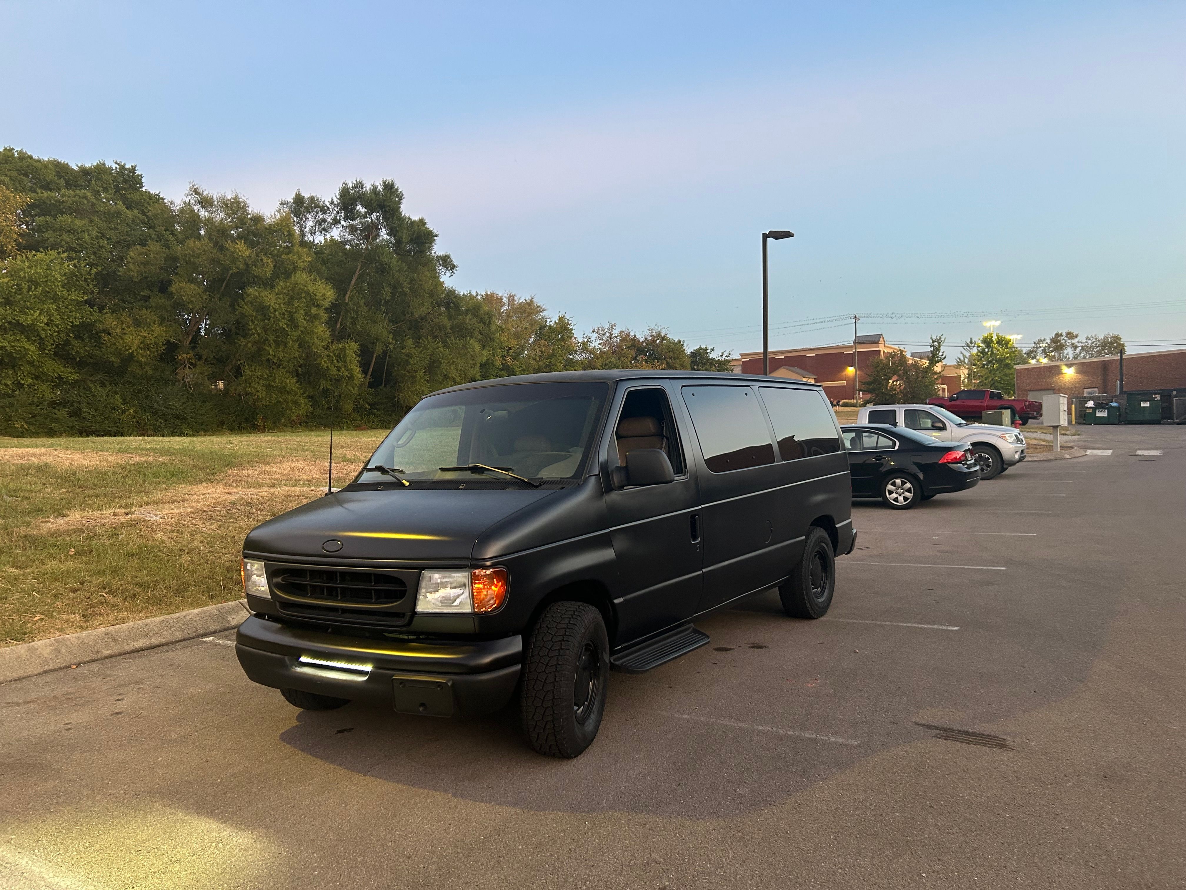 Used 2001 Ford E-150 and Econoline 150 Wagon RWD image 2