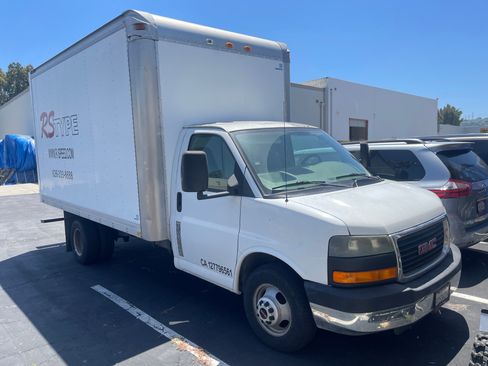 Used 2006 GMC Savana 3500 w/ Chrome Appearance Package RWD image 1