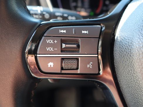 Used 2025 Honda Pilot Touring image 13