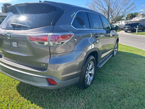 Used 2014 Toyota Highlander Plus FWD image 10