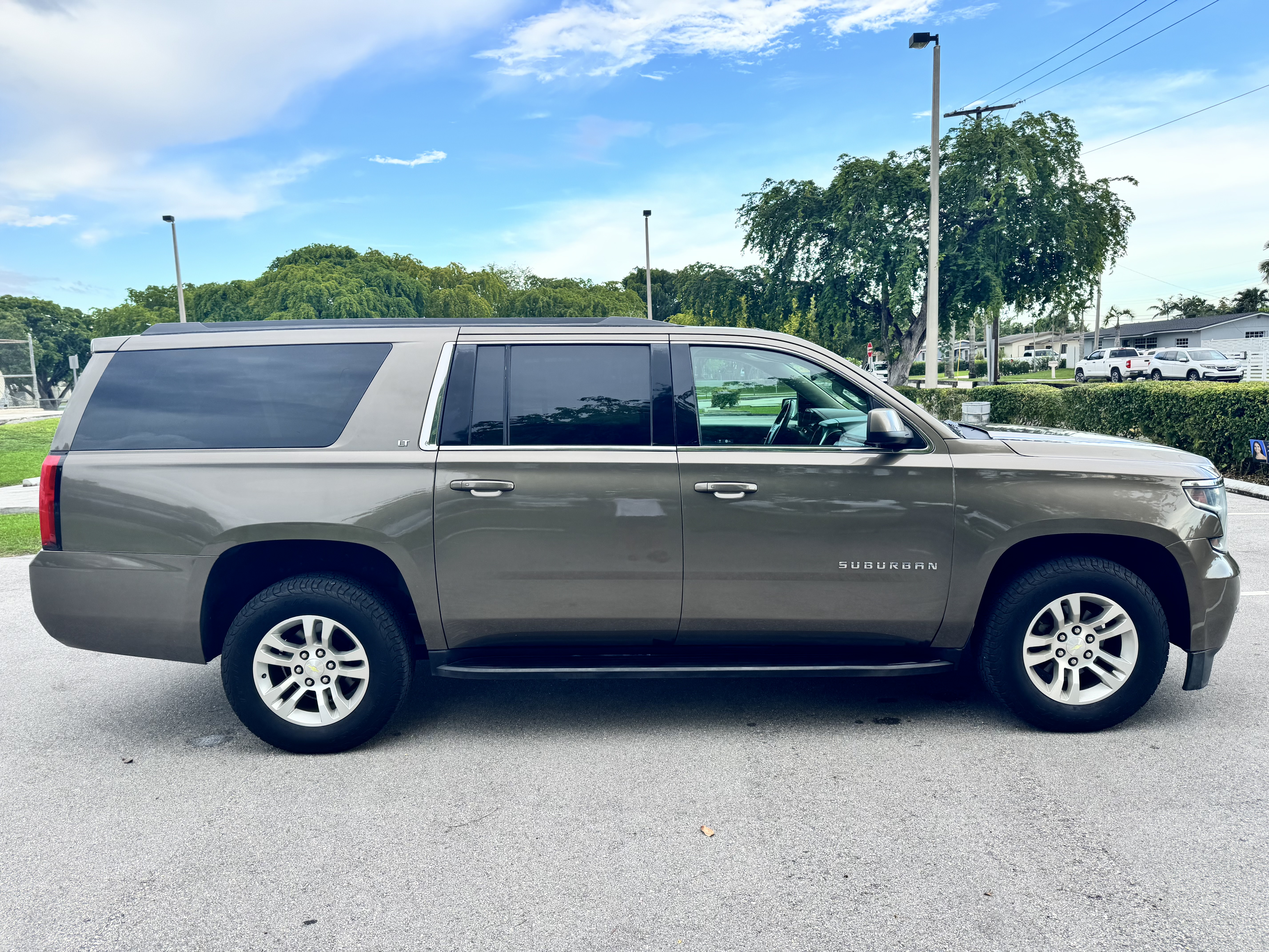 Used 2016 Chevrolet Suburban LT RWD image 4