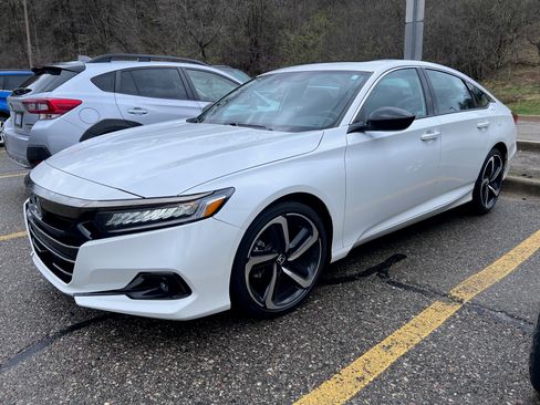 Used 2022 Honda Accord Sport image 4