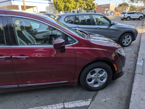 Used 2018 Chrysler Pacifica Touring-L image 9