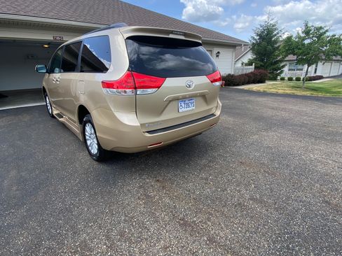 Used 2012 Toyota Sienna XLE FWD image 9