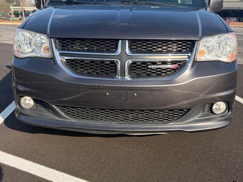 Used 2017 Dodge Grand Caravan SXT image 2