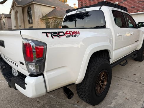 Used 2022 Toyota Tacoma TRD Sport w/ Technology Package image 10