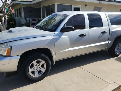 Used 2006 Dodge Dakota SLT image 1
