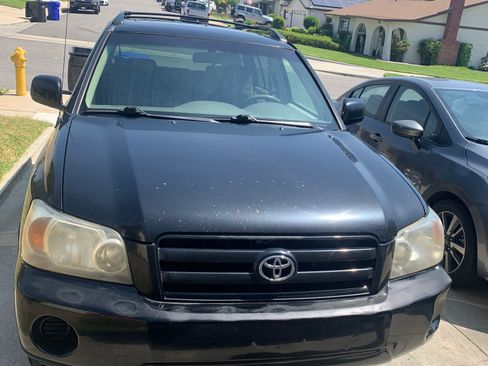 Used 2005 Toyota Highlander 2WD V6 w/ 3rd Row image 2