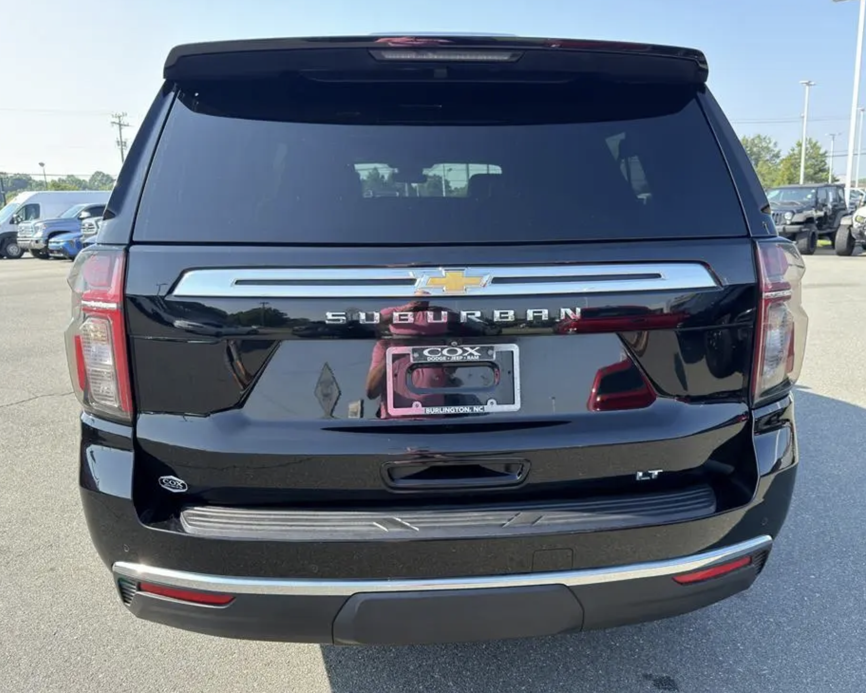 Used 2023 Chevrolet Suburban LT RWD image 17