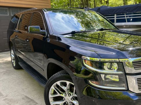 Used 2020 Chevrolet Suburban LT w/ Luxury Package AWD/4WD image 4