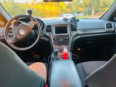 Used 2018 Jeep Grand Cherokee Laredo image 10