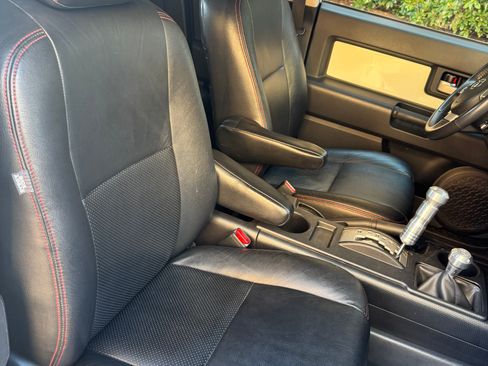 Used 2011 Toyota FJ Cruiser Sport Utility 2D image 9