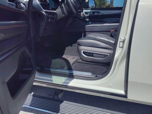 Used 2022 Jeep Grand Wagoneer Series III image 14