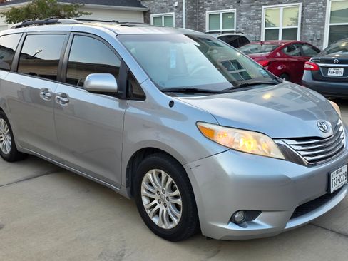 Used 2013 Toyota Sienna XLE w/ Entertainment Pkg image 1