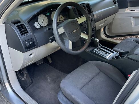 Used 2005 Chrysler 300 RWD image 10