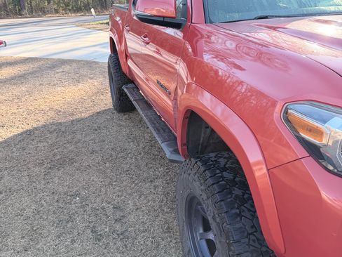 Used 2017 Toyota Tacoma TRD Sport w/ Premium & Technology Package image 6