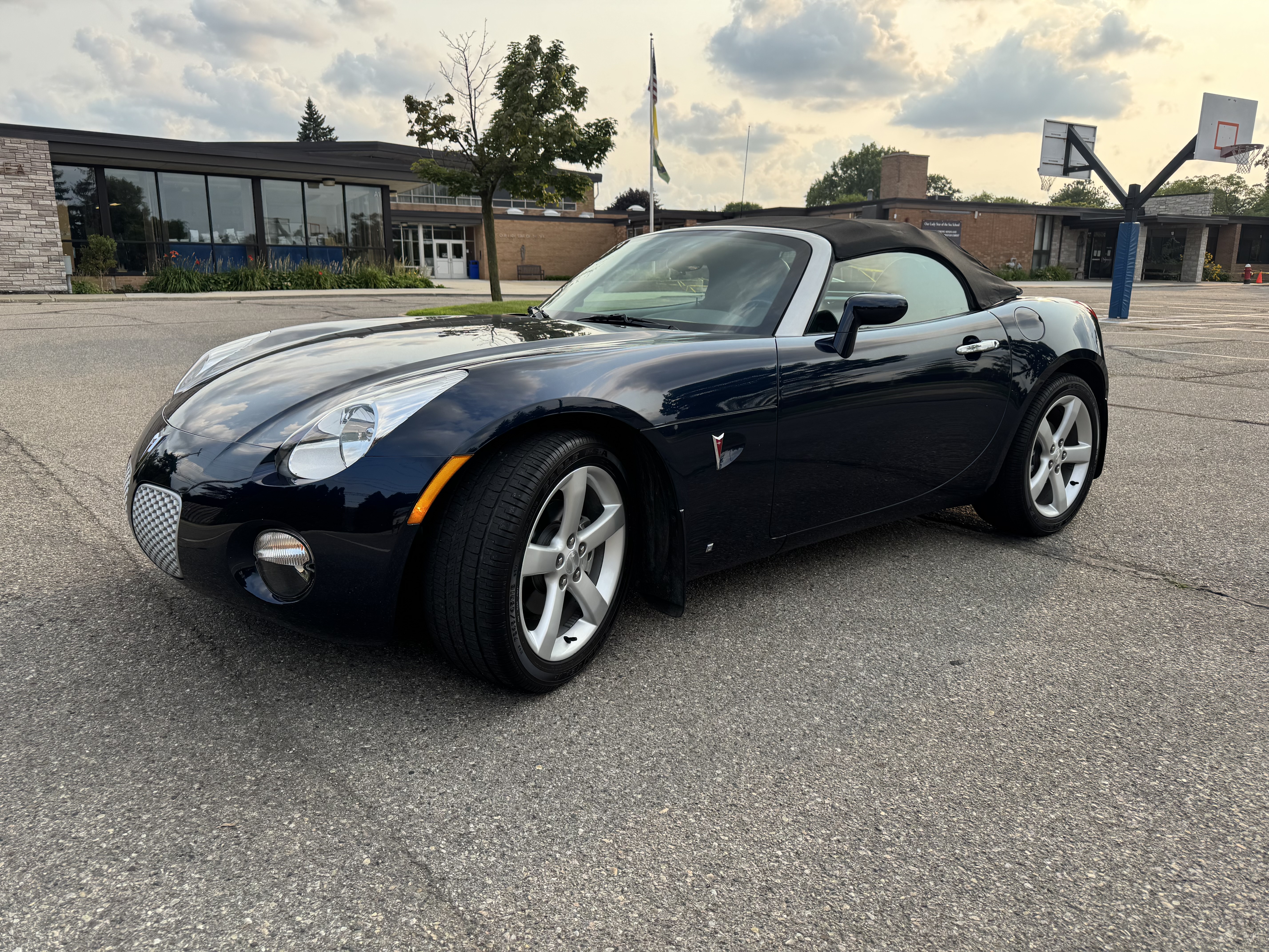 Used 2006 Pontiac Solstice Convertible w/ Premium Package RWD image 2