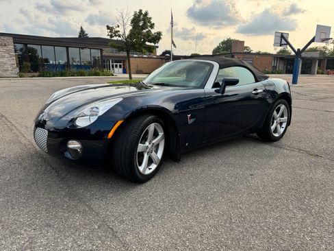 Used 2006 Pontiac Solstice Convertible w/ Premium Package RWD image 2
