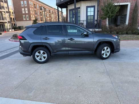 Used 2020 Toyota RAV4 LE image 8
