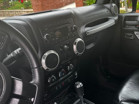 Used 2017 Jeep Wrangler Rubicon w/ Power Convenience Group AWD/4WD image 15