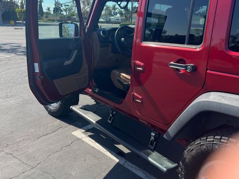 Used 2012 Jeep Wrangler Unlimited Rubicon w/ Dual Top Group AWD/4WD image 5