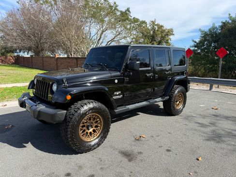 Used 2017 Jeep Wrangler Unlimited Sahara w/ Connectivity Group image 2