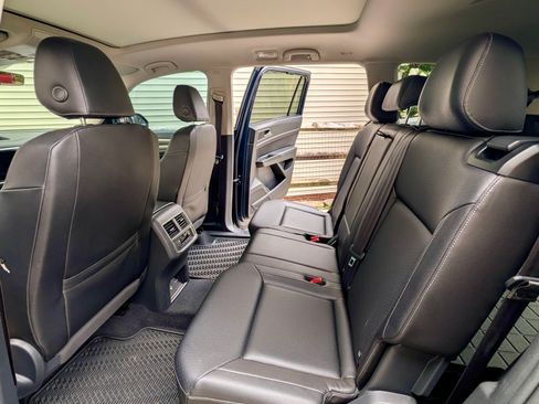 Used 2018 Volkswagen Atlas SEL w/ R-Line Package FWD image 6